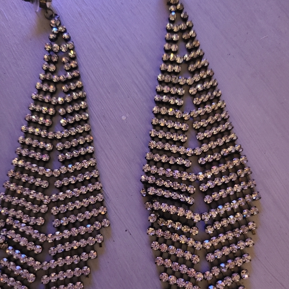 SOLD SOLD Free w purchase..Rhinestone earrings